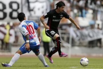 Jaime Valdés disputa el balón con Marcos Aguirre