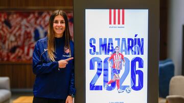 Sonia Majarín posa con el cartel de su renovación con el Atlético hasta 2026.