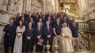 La plantilla, el cuerpo técnico y la directiva del Sevilla posando, ayer, en la capilla de la Virgen de los Reyes.