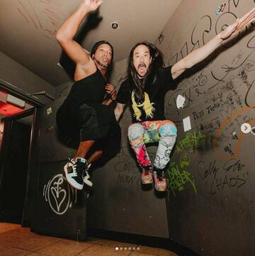 Ronaldinho con el DJ Steve Aoki.