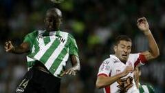 V&iacute;ctor Ibarbo y Mart&iacute;n Nervo disputan un bal&oacute;n durante el partido de Copa Libertadores entre Atl&eacute;tico Nacional y Hurac&aacute;n.