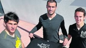 <b>CON LA MAGDALENA . </b>La plantilla mostró su apoyo a la campaña de sensibilización '100% Magdalena' que pretende promocionar y dinamizar las fiestas de la ciudad con un cariz socialmente responsable. "Los jugadores debemos aprovechar nuestro tirón para este tipo de iniciativas. La Magdalena es una fiesta muy especial y la tenemos que cuidar", manifestó el capitán Pepe Mora.