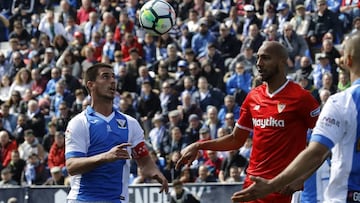 Gabriel Pires y Nzonzi durante un partido entre Legan&eacute;s y Sevilla. 