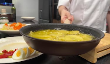 Xokas cocina la tortilla de patatas perfecta: “El debate con o sin cebolla no tiene sentido”
