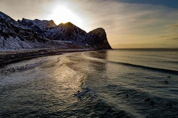 La nieve, la baja temperatura del agua... Nada detiene a estos surfistas que una temporada más disfrutan de la islas noruegas de Lofoten, en pleno Círculo Ártico. 