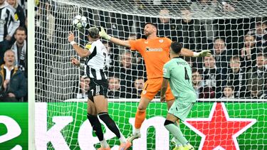 NEWCASTLE (United Kingdom), 05/11/2025.- Joelinton (L) of Newcastle scores his team's second goal during the UEFA Champions League league phase match between Newcastle United and Athletic Club, in Newcastle, Britain, 05 November 2025. (Liga de Campeones, Reino Unido) EFE/EPA/PETER POWELL