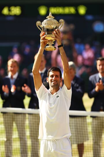 Novak Djokovic sujetando el trofeo.