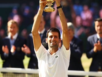 Novak Djokovic sujetando el trofeo.