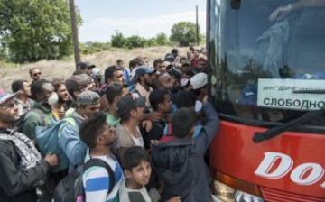 Miles de refugiados han cruzado la frontera entre Macedonia y Serbia con destino a Europa occidental. Macedonia ha sido uno de los países que se han visto desbordados por la afluencia de refugiados procedentes de Siria, Irak o Afganistán.