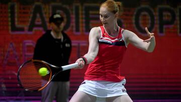 La tenista belga Alison Van Uytvanck devuelve una bola ante Viktoria Kuzmova durante su partido en el Abierto de Hungr&iacute;a.