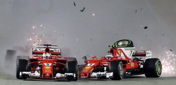 Verstappen toca a Raikkonen y 谷ste se lleva por delante a Vettel que sigue a duras penas. La inercia del Ferrari del finland谷s hace un recto en la primera curva y se atropella al Mclaren de Alonso que se puso 3? en la salida.