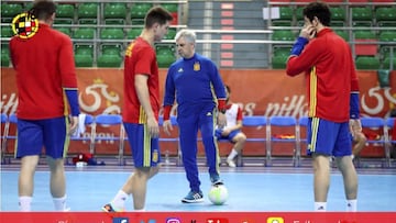 Jos&eacute; Venancio L&oacute;pez dirige un entrenamiento de la selecci&oacute;n espa&ntilde;ola de f&uacute;tbol sala.