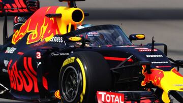 Ricciardo con el Red Bull en los primeros libres de Sochi.