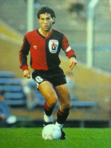 Ídolo de Newell's Old Boys, elenco donde ganó tres títulos entre 1987 y 1992. Además del conjunto de Rosario, jugó en Tenerife de España, Lanús y Barcelona de Guayaquil.