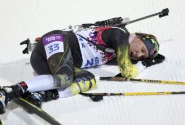 Anastasiya Kuzmina agotada tras la prueba de biathlon.