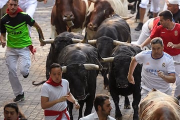 Imágenes del séptimo encierro de los Sanfermines 2022. La ganadería encargada de los toros de este séptimo encierro será la de Victoriano del Río, una de las más importantes del panorama taurino nacional.