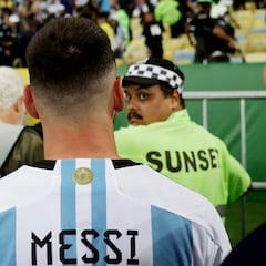 The moment Messi tried to calm the brawl in the Maracaná