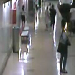 Un policía rescata a un hombre a punto de ser arrollado por el tren