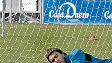 <b>MÁS CERCA. </b>El joven portero palentino Sergio Asenjo tiene muchas posibilidades de jugar las cinco próximas campañas en el Real Zaragoza.