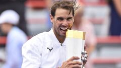 Rafa Nadal muerde el trofeo de campe&oacute;n de la Rogers Cup, el Masters 1.000 de Canad&aacute;, tras ganar en la final a Daniil Medvedev.