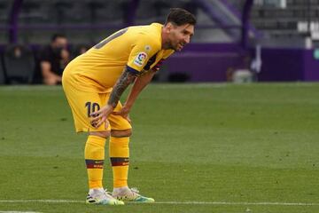 Leo Messi, cansado y pensativo en un partido.