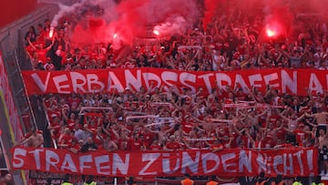 Soccer Football - Bundesliga - Bayer Leverkusen v 1. FC Union Berlin - BayArena, Leverkusen, Germany - April 12, 2025 1. FC Union Berlin fans with flares REUTERS/Thilo Schmuelgen DFL REGULATIONS PROHIBIT ANY USE OF PHOTOGRAPHS AS IMAGE SEQUENCES AND/OR QUASI-VIDEO.