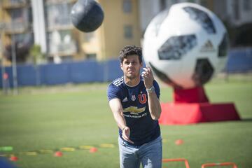 Jugadores de el equipo de rugby neozelandés All Blacks participan en una actividad extraeportiva con los jugadores de el equipo Universidad de Chile en el CDA.