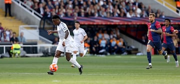 El delantero del Real Madrid, Vinicius, da el pase a Mbapp en el 4-3. 