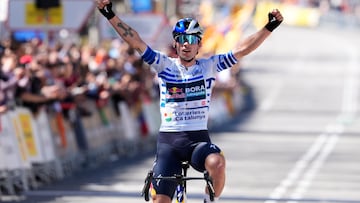 Roglic celebra su triunfo en la Volta en Barcelona.