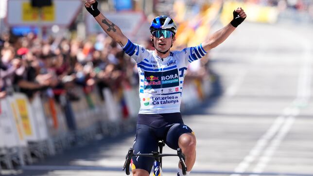 Lección magistral de Roglic para ganarle la Volta a Ayuso en Montjuïc