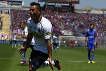 Esteban Paredes es odiado por los hinchas azules por sus goles y algunas declaraciones contra Universidad de Chile. Johnny Herrera es una de sus víctimas preferidas.