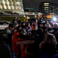 Aficionados de Bengals y Bills se reúnen afuera del hospital donde está Damar Hamlin