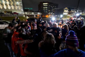 Seguidores de la NFL rezan fuera del Centro Médico de la Universidad de Cincinnati después de que Damar Hamlin, defensa de los Buffalo Bills, colapsara en el campo durante el enfrentamiento de la NFL de lunes por la noche con los Bengals en Cincinnati.