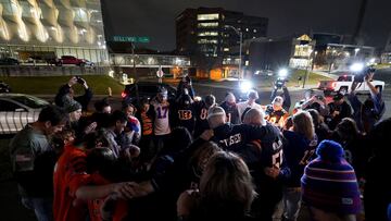 CINCINNATI, OHIO - JANUARY 02: Fans gather for a vigil at the University of Cincinnati Medical Center for football player Damar Hamlin of the Buffalo Bills, who collapsed after making a tackle during the game against the Cincinnati Bengals and was transported by ambulance to the hospital on January 02, 2023 in Cincinnati, Ohio.   Dylan Buell/Getty Images/AFP (Photo by Dylan Buell / GETTY IMAGES NORTH AMERICA / Getty Images via AFP)