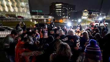 CINCINNATI, OHIO - JANUARY 02: Fans gather for a vigil at the University of Cincinnati Medical Center for football player Damar Hamlin of the Buffalo Bills, who collapsed after making a tackle during the game against the Cincinnati Bengals and was transported by ambulance to the hospital on January 02, 2023 in Cincinnati, Ohio.   Dylan Buell/Getty Images/AFP (Photo by Dylan Buell / GETTY IMAGES NORTH AMERICA / Getty Images via AFP)