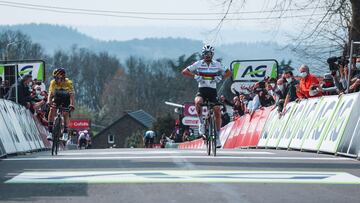 Julian Alaphilippe celebra su victoria ante Primoz Roglic en la Flecha Valona 2021.