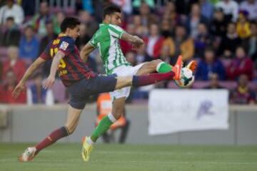 El delantero del Betis Álvaro Vadillo (d) y el defensa del FC Barcelona Marc Bartra.