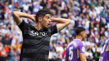 VALLADOLID, 22/10/2022.- El delantero de la Real Sociedad Carlos Fernández (i) se lamenta tras una acción durante el partido correspondiente a la décimo primera jornada de LaLiga entre el Real Valladolid y la Real Sociedad en el estadio José Zorrilla en Valladolid, este sábado. EFE/ R. García