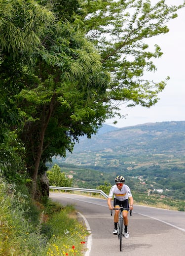 Benjamín Prades en la subida al Piornal, puerto inédito de la Vuelta España.