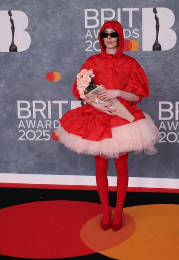 bbyclose posa en la alfombra de los Brit Awards 2025.