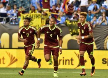 Salomón Rondón celebra el gol de Venezuela