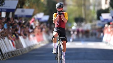 Ion Izagirre celebra su victoria en el GP Miguel Indurain.