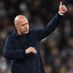 Arne Slot va tras la marca de Carlo Ancelotti y Antonio Conte en Premier League