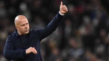 Slot busca emular a Ancelotti y Conte en Premier League