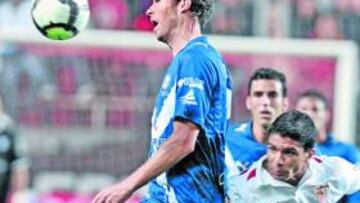 <b>PELEA ESTÉRIL. </b>Richi cabecea el esférico en presencia del jugador del Sevilla Renato.