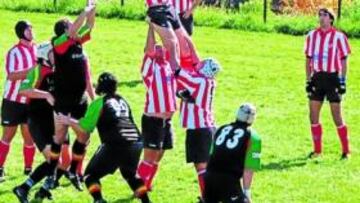 <b>EL DEBUT. </b>El Atleti gana una touch en el choque ante el Hortaleza.