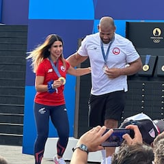 Crovetto y Acosta desfilan frente a la Torre Eiffel y esto ocurre: ¡increíble!