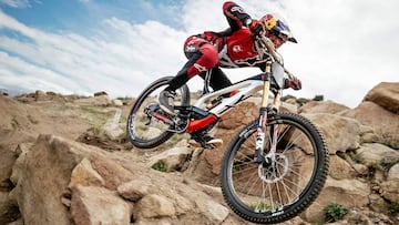 Aaron Gwin bajando a todo trapo