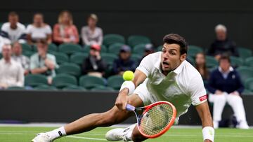 Bernabe Zapata, en acción contra Tomás Martín Etcheverry, en Wimbledon.