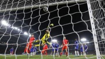 ELIMINADOS. El Chelsea cayó contra el PSG, el City frente al Barça y el Everton, único en Europa League, ante el Dinamo de Kiev.